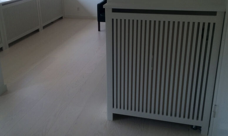 Gentofte trætremmer er benyttet i hele rummet til at afskærme rummets radiatorer.