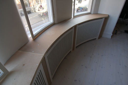 Karnap radiatorskjuler med gentofte tremmer og Gentoft ben.