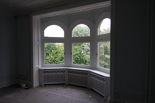 Karnap radiatorskjuler med Tokkerup tremmer og Antik ben.