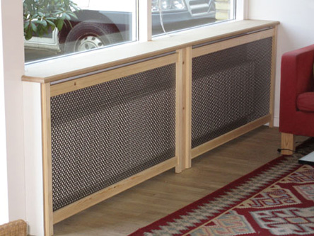Radiatorskjuler under vindue med Stjerne mønsterplade og Trørød ben